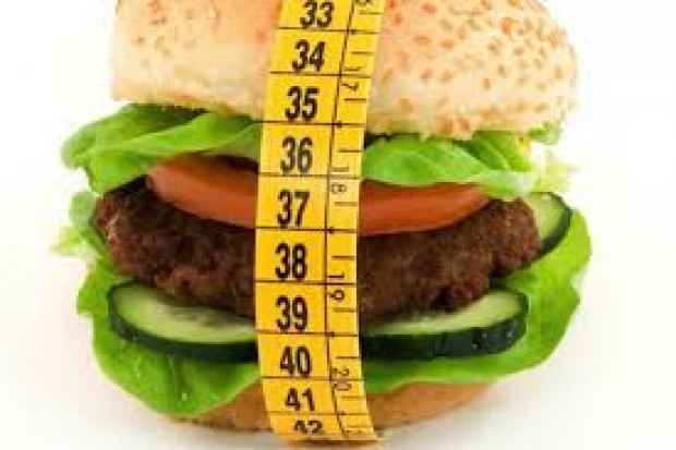 Częste spożywanie fast foodów zwiększa ryzyko zawału serca (Fot. Archiwum) Tam gdzie są fast foody, jest więcej zawałów serca