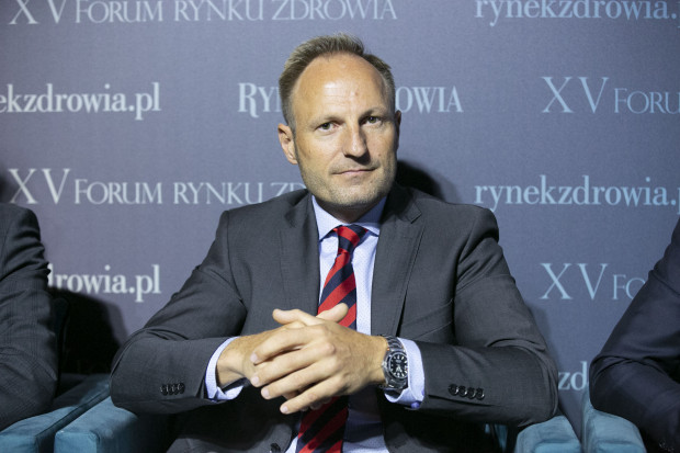 Marek Macyszyn podczas XV Forum Rynku Zdrowia w Warszawie (Fot. PTWP) "Chcemy, aby w Polsce pacjenci cierpiący na choroby rzadkie mieli wyrównane szanse"