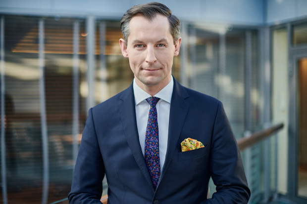 Tomasz Chróstny ukończył finanse i rachunkowość w Szkole Głównej Handlowej w Warszawie oraz zarządzanie i inżynierię produkcji w Szkole Głównej Gospodarstwa Wiejskiego w Warszawie (fot. UOKiK) Nowy szef UOKiK