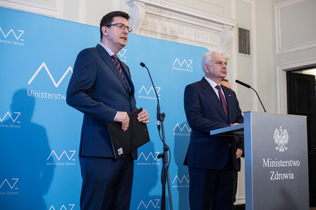 Wiceminister Waldemar Kraska i dyrektor Narodowego Instytutu Zdrowia Publicznego – Państwowego Zakładu Higieny Grzegorz Juszczyk podczas konferencji prasowej (fot. MZ) MZ i 2019-nCoV: w kraju pod obserwacją jest 35 pacjentów