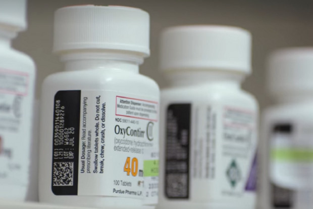 OxyContin, silny lek przeciwbólowy na bazie kodeiny od 1996 roku produkowany przez firmę Purdue Pharma, stał się cudownym środkiem rekomendowanym przez lekarzy i szeroko reklamowanym (fot. YT) Epidemia opioidowa w USA. Farmaceuta, który ujawnił nieuczciwe praktyki