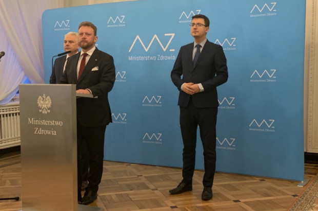 MZ może czasowo ograniczyć przemieszczanie się ludzi, funkcjonowanie instytucji, zakładów pracy, nakazać udostępnienie nieruchomości (Fot. Twitter, MZ) MZ: wprowadzimy stan zagrożenia epidemicznego w Polsce