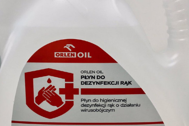 Moce produkcyjne Orlenu to 750 tys. litrów płynu do dezynfekcji rąk na tydzień, w opakowaniach 5 litrowych (Fot. Orlen, TT) Orlen: płyn dezynfekujący trafia właśnie do Agencji Rezerw Materiałowych