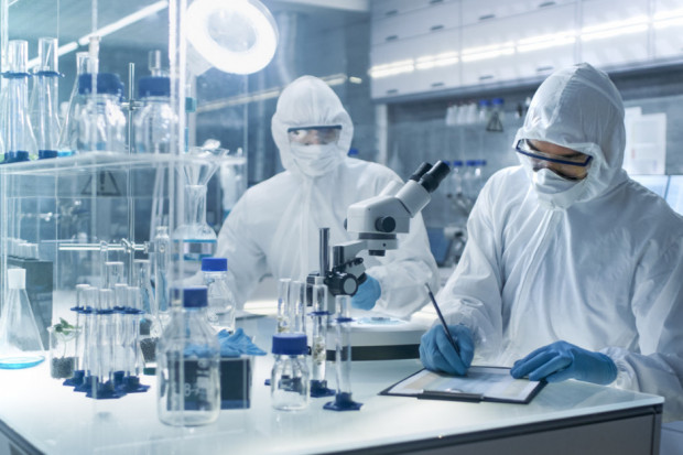 Poprzednie epidemie SARS i MERS spowodowały, że laboratoria zaczęły prace nad szczepionkami przeciw tym wirusom (Fot. Archiwum) Eksperci: szczepionka przeciwko COVID-19 nie w tym roku