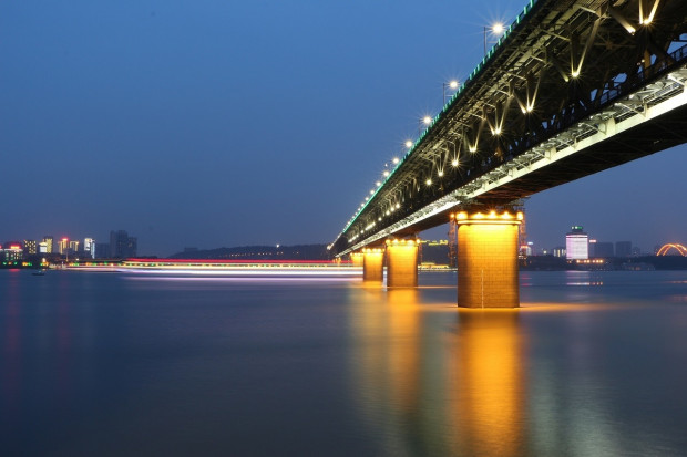Most na rzece Jangcy w Wuhan (fot. Pixabay) SARS-CoV-2: nietoperze przyciąga zielone światło. To zapoczątkowało ciąg zdarzeń, zakończony wybuchem pandemii?