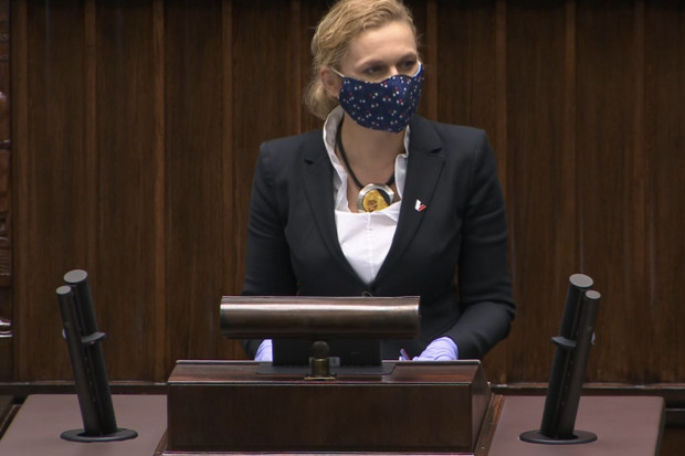 Posłowie pracowali w 12 salach, część z nich w maseczkach i rękawiczkach (fot. printscreen) Posłowie będą pracować zdalnie. MZ w Sejmie: nic nie próbujemy zatajać, oszukiwać