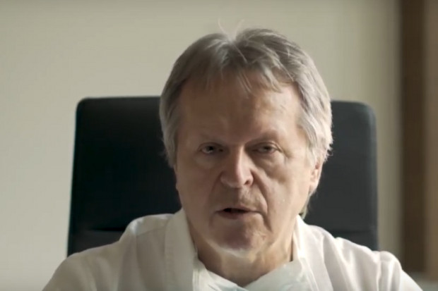 Ogólnie znane objawy infekcji koronawirusem to objawy podobne do grypy: bóle mięśniowe, wysoka gorączka, suchy kaszel, brak kataru (fot. printscreen YT) Czy wirus zaatakuje każdego z nas? Nie wiadomo. Ale nawet jeśli, to ...