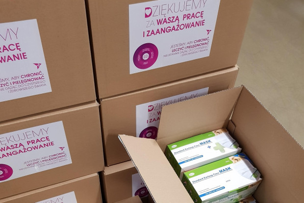 Przekazane przez spółkę maski ochronne trafiły do ponad 80 oddziałów i klinik (fot. archiwum) COVID-19. Reckitt Benckiser wsparła szpitale. Przekazała im maski ochronne
