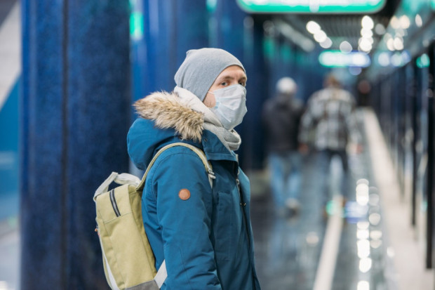 Relatywnie najlepiej zabezpieczającymi półmaskami chroniącymi nas i otoczenie - przy założeniu ich prawidłowego użytkowania i utylizacji - są typy FFP2 i FFP3, ale bez zaworka (fot. archiwum) Ekspert: które maseczki chronią nas przed światem, a które świat przed nami