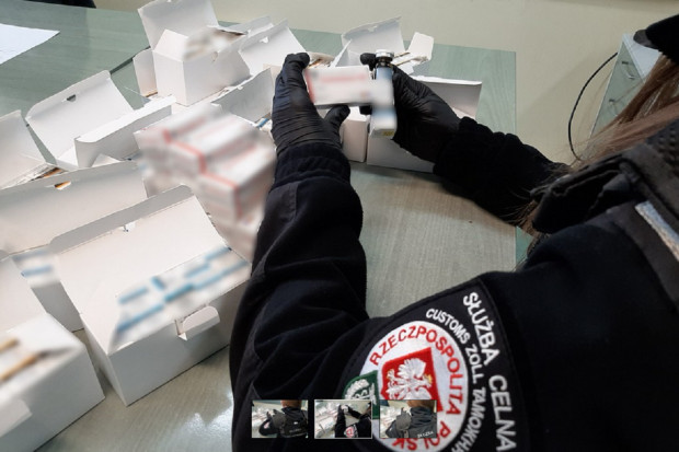 Wśród zatrzymanych lekarstw znajdowały się sterydy anaboliczne, preparaty zawierające hormony oraz leki stosowane w leczeniu nowotworów (fot. KAS Białystok) KAS: przesyłka z Łotwy. A w niej m.in. sterydy