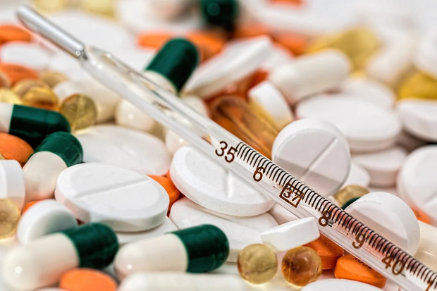 Chlorochina i hydroksychlorochina u pacjentów z COVID-19 mogą powodować problemy z rytmem serca, zwłaszcza z połączeniu leczenia z azytromycyną (Fot. Pixabay) EMA o ryzyku skutków ubocznych leków podawanych w COVID-19