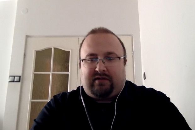 Spośród 35 tys. farmaceutów posiadających prawo wykonywania zawodu, około 30 tys. z nich pracuje w aptekach (fot. printscreen z YT) Michał Byliniak: większość absolwentów farmacji swoją karierę wiąże z aptekami. Ale są też inne opcje