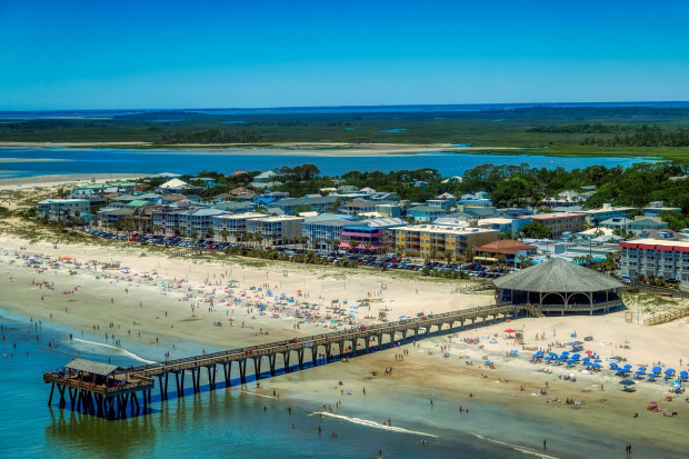 Plażowicze twierdzą, że ich sposób wypoczynku jest bezpieczniejszy niż zakupy i że nie da się ciągle przebywać w izolacji (fot. Pixabay) USA: plażowicze udają, że ćwiczą, policjanci, że to egzekwują