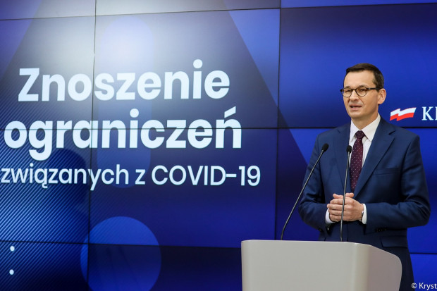 Goście restauracji mogą zdjąć maseczki, jeśli siedzą już przy stolikach (fot. archiwum) III etap znoszenia restrykcji. Śląsk nie zostanie zamknięty