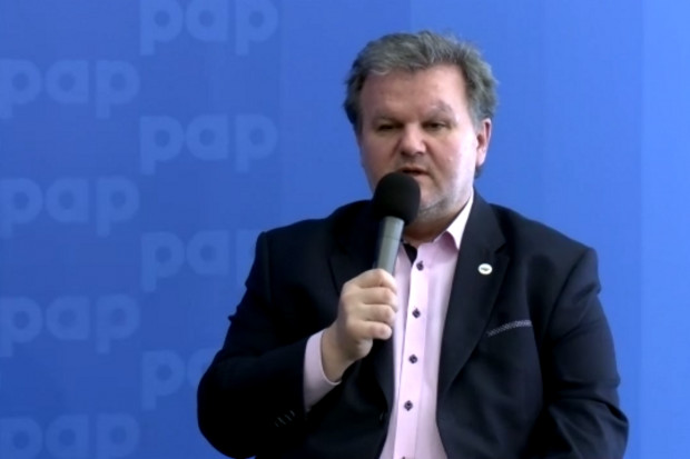 W przypadku obecnego koronawirusa mamy do czynienia z niewielką zjadliwością i niską śmiertelnością, ale wirus - poprzez osoby skąpo objawowe bądź bezobjawowe - jest bardzo łatwo rozprzestrzeniany w środowisku - mówi Marek Posobkiewicz (fot. LJ z printscreena) Strach przez koronawirusem jest często irracjonalny. Jak rozmawiać z pacjentem z nasilonym lękiem?