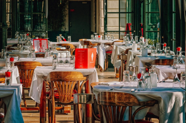 RPO odpowiada, że przepisy nie przewidują żadnych uprawnień dla właścicieli restauracji, które pozwalałyby im na skuteczną weryfikację, czy spotkanie klienta faktycznie odbywa się w gronie jego osób najbliższych (fot. Pixabay) Przychodzą goście do restauracji w czasie epidemii....
