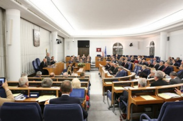 Nowelizacja ustawy o substancjach chemicznych i ich mieszaninach oraz niektórych innych ustaw ma na celu dostosowanie prawa polskiego do prawa Unii Europejskiej (Fot. Archiwum) Senat: KZ przyjęła dwie poprawki do noweli ustawy o substancjach chemicznych