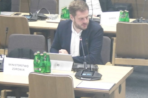 Nie będzie możliwości - obok recepty, którą będzie prezentowała aplikacja - dodania innej informacji np. o charakterze reklamy, czyli czegoś, czego absolutnie sobie nie życzymy - mówi wiceminister Janusz Cieszyński (fot. printscreen) Wytwórcą aplikacji z informacją o recepcie będzie instytucja publiczna
