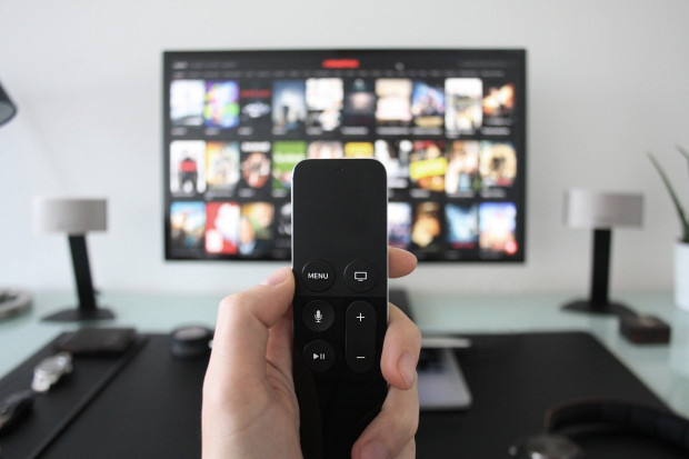 Według obliczeń autorów badania, gdyby wszyscy uczestnicy ograniczyli czas oglądania telewizji do dwóch godzin dziennie, można by zapobiec lub opóźnić potencjalnie 5,62 proc. wszystkich zgonów i 7,97 proc. zgonów spowodowanych chorobami układu krążenia (fot. Pixabay) Mniej telewizji – mniej zgonów i więcej życia