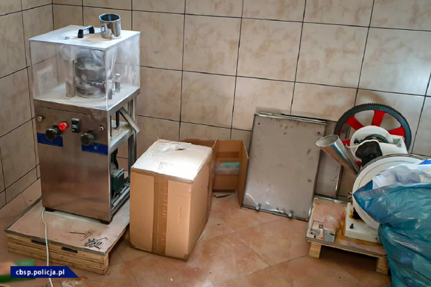 Zabezpieczone substancje są poddawane analizie przez biegłych, którzy ustalą dokładnie m.in. ich skład chemiczny (fot. CBŚP) W mieszkaniu produkował anaboliki i preparaty na odchudzanie