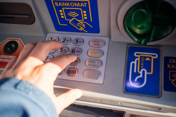 Właściciel apteki uważał, że faktu lokalizacji bankomatu w witrynie aptecznej nie można utożsamiać z prowadzeniem w aptece działalności gospodarczej o charakterze odmiennym niż ochrona zdrowia publicznego (fot. Pixabay) Bankomat w aptece? To nie przejdzie