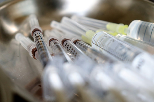 Czy szczepiący się publicznie politycy zachęcą Polaków do szczepień?