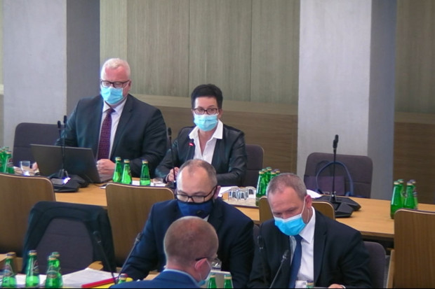 Za przyjęciem projektu było 22 posłów, dwóch było przeciw, 9 wstrzymało się od głosu. Projekt został skierowany do drugiego czytania (fot. screen) Posłowie komisji zdrowia rozpatrzyli projekt UoZF. Jakie poprawki przeszły, a jakie nie?