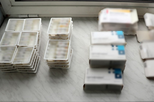 Szacunkowa wartość rynkowa ujawnionych leków przeciwzapalnych i środków stosowanych m.in. w chorobach autoimmunologicznych to blisko 3 tys. zł (fot. KAS) Białorusin próbował wwieźć do Polski leki przeciwzapalne