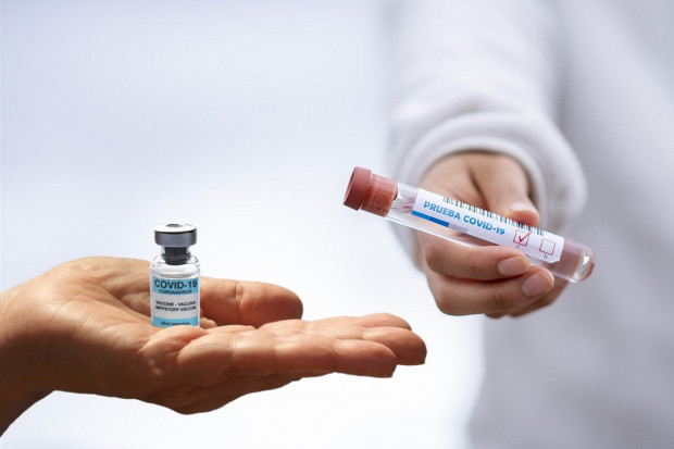 Badania: Covid-19 osiem razy bardziej zwiększa ryzyko zakrzepów niż szczepionka