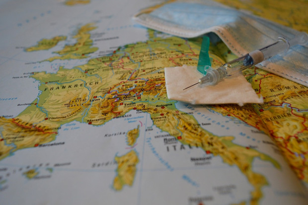 Zasady podróżowania po Europie i kilku krajach europejskich (fot. Pixabay) Gdzie można lecieć bez testów i świadectw szczepień? Zasady podróżowania