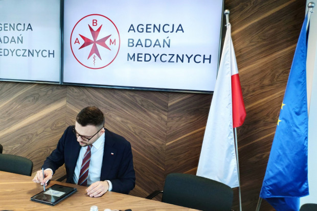Radosław Sierpiński podpisuje umowę w sprawie utworzenia Polskiej Sieci Badań Klinicznych (fot. ABM) Polska Sieć Badań Klinicznych: pierwsza umowa podpisana