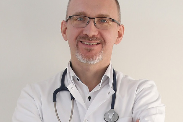 Dr Piotr Dąbrowiecki podaje, że alergicy przyjmujący leki - sterydy wziewne czy sterydy działające miejscowo, w obrębie nosa - rzadziej zakażają się koronawirusem, a nawet jeśli, to choroba ma lżejszy przebieg. Fot. Archiwum Przyjmujący leki alergicy są mniej podatni na zakażenie Covid-19
