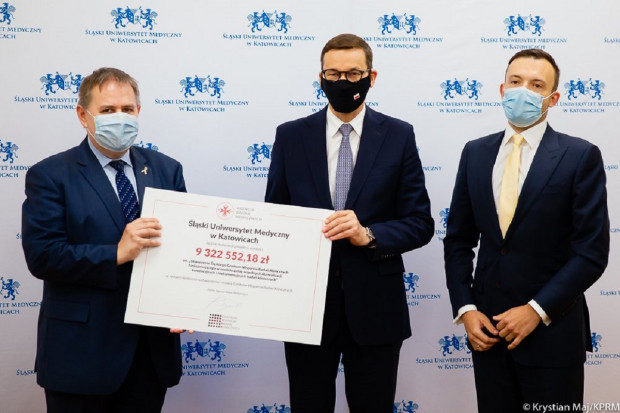 Premier Mateusz Morawiecki i Prezes ABM, Radosław Sierpiński przekazali na ręce rektora SUM czek na utworzenie Śląskiego Centrum Wsparcia Badań Klinicznych (fot. Krystian Maj KPRM) Ponad 9,3 mln zł dla SUM na ośrodek badania wczesnych faz