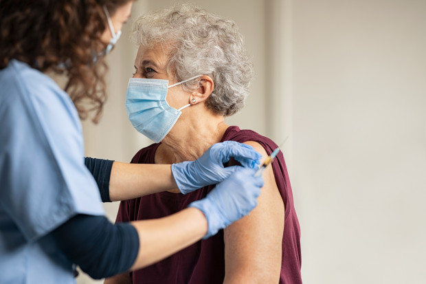 Eksperci: podanie szczepionek ponad 70 procentom mieszkańców powinno poważnie ograniczyć rozprzestrzenianie się wirusa na danym terytorium Fot. ShutterStock Data dodania: 19 grudnia 2022 Szacują, kiedy Europa osiągnie odporność na covid