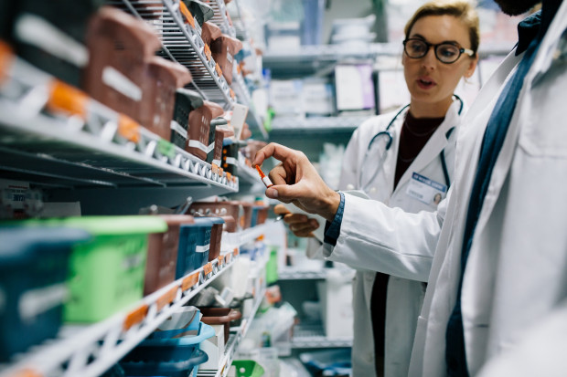 GIF: aktualnie w toku jest prowadzonych 46 postępowań dotyczących 42 aptek uczestniczących w odwróconym łańcuchu dystrybucji Fot. ShutterStock Data dodania: 20 grudnia 2022 15 hurtowni farmaceutycznych straciło zezwolenie za wywóz leków w latach 2019-2020