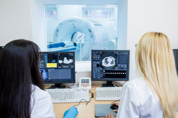Społeczeństwo ma większą świadomość na temat czynników ryzyka czerniaka oraz konieczności samoobserwacji skóry Fot. ShutterStock Data dodania: 20 grudnia 2022 Im starszy pacjent, tym gorsze wyniki leczenia tego raka